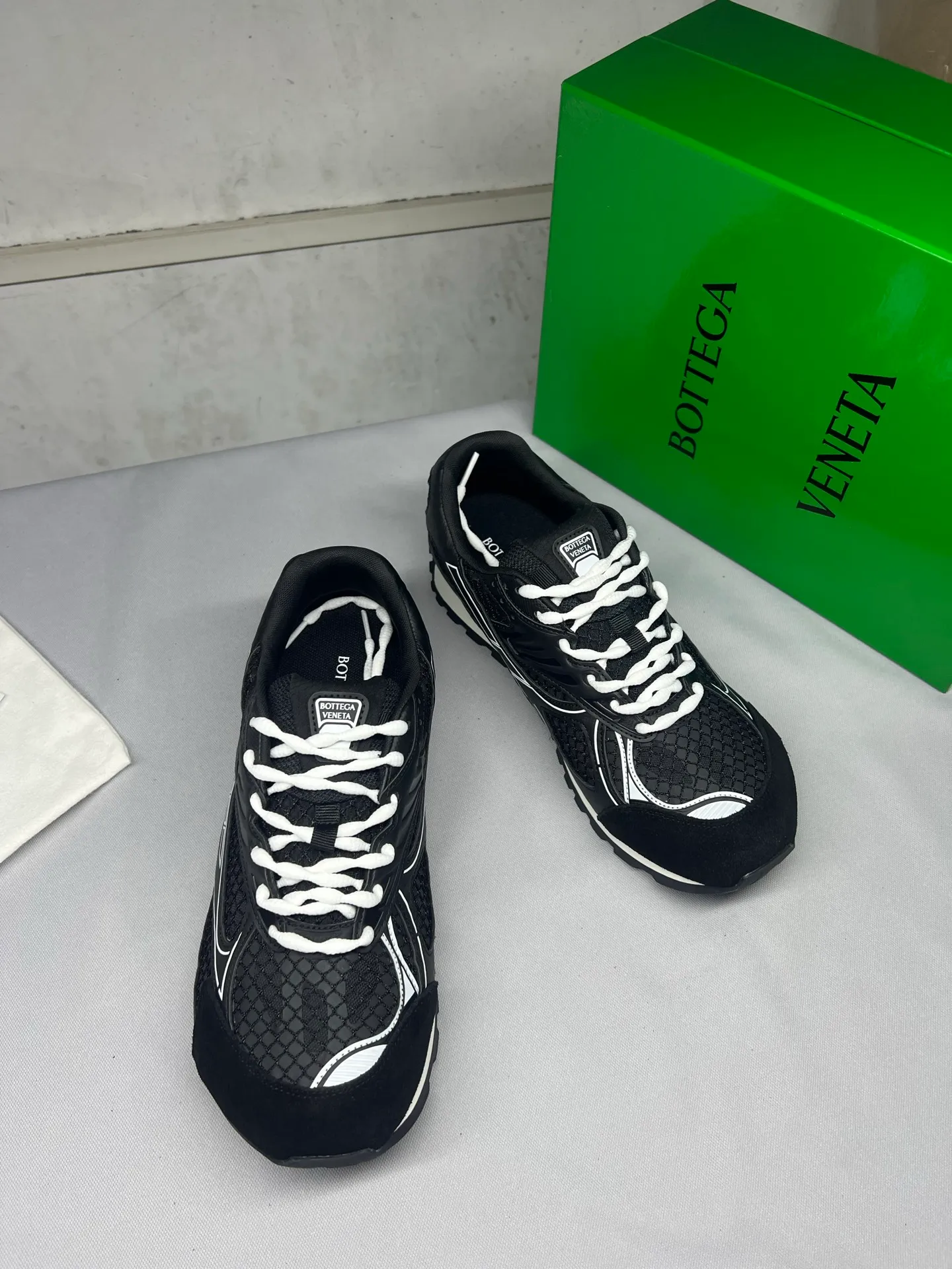 👟👟Ex-factory price 600👟👟 Male +10 Real photos of bright black 🔥🔥BV Orbit sneakers Wang Yibo's same style couple's dad shoes Runner sneakers, made of lightweight technical mesh fabric. Matched with geometric pattern designed rubber outsole, men's and women's king series, high version. Look for the package technology. It is actually much taller, but the legs are still slim. Very nice, playable and durable. Matched to the standard💯 package shoe technology. Look for the high version. The outsole is made of color-blocked TPU outsole. Women's model 35 36 37 38 39 40 41 42 (40 41 42 customized) Men's model 39 40 41 42 43 44 45 46 47 (45 46 47 code customization) (Customer logo can be accepted without refund and exchange price is excellent) Equipped with original packaging